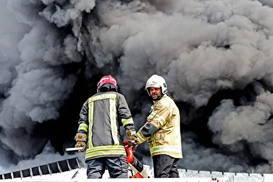 حمله تروریست‌ها با تبر به یک آتش‌نشان در زمان اطفای حریق! + فیلم