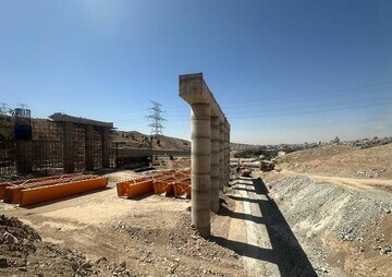 نصب عرشه پل آزادراه شهید سلیمانی در ورودی بهشت سکینه