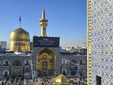 بر افراشته شدن پرچم عزاداری امام هادی (ع)، بر فراز گنبد رضوی +فیلم