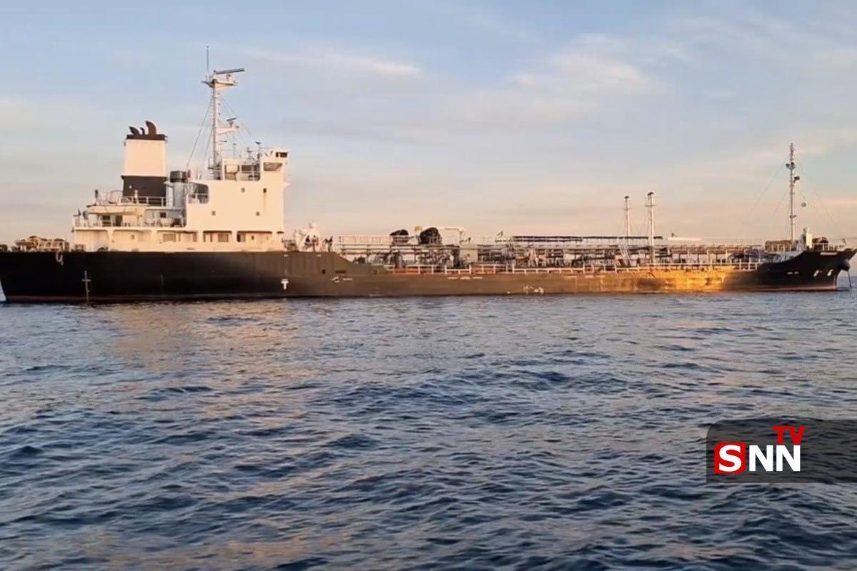 توقیف کشتی حامل سوخت قاچاق توسط نیروی دریایی سپاه + فیلم