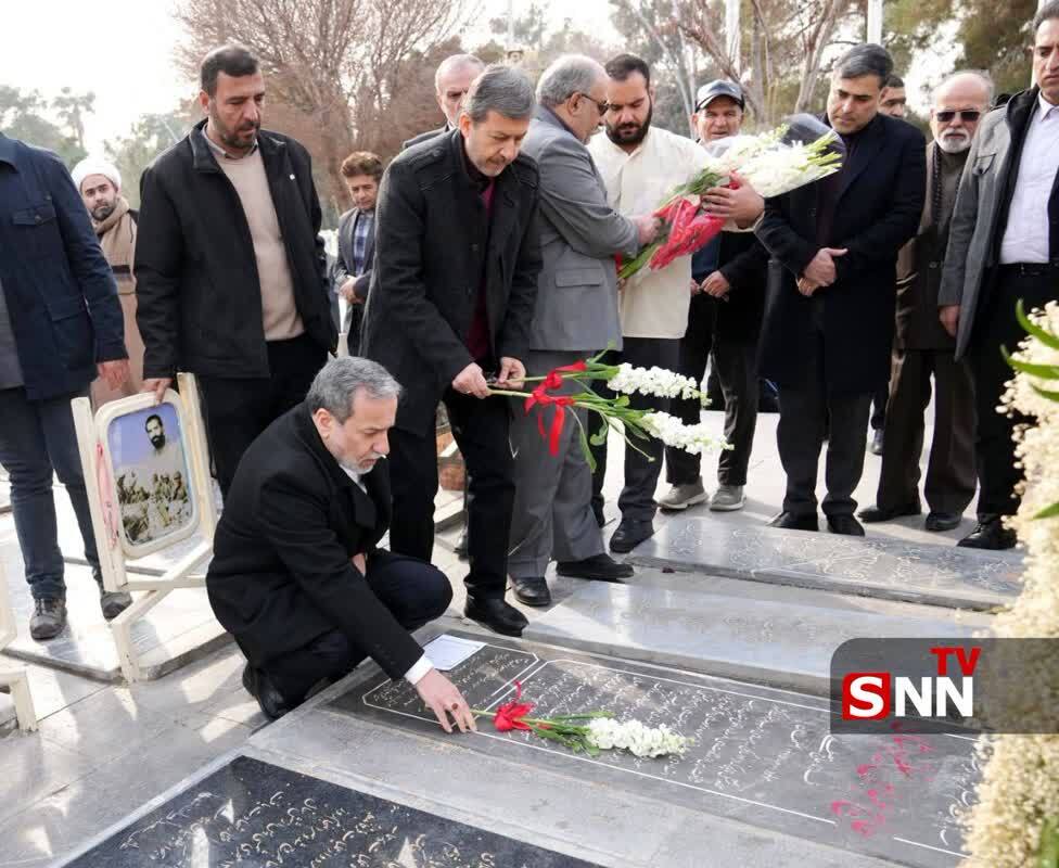 حضور وزیر خارجه در گلزار شهدای اصفهان و ادای احترام به شهدای گرانقدر این استان + عکس