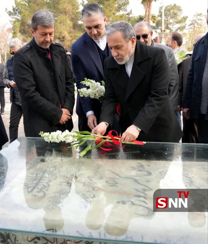حضور وزیر خارجه در گلزار شهدای اصفهان و ادای احترام به شهدای گرانقدر این استان + عکس