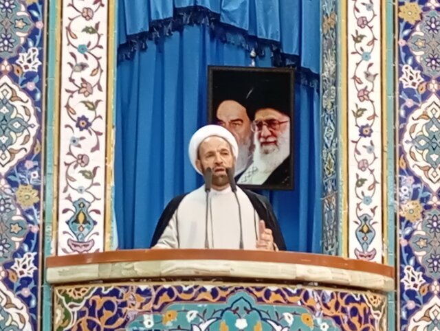 انتقاد از وضعیت نامطلوب مبلمان شهری/فقر واقعی، آن است که ستون فقرات یک خانواده بر اثر فشار اقتصادی خم شود