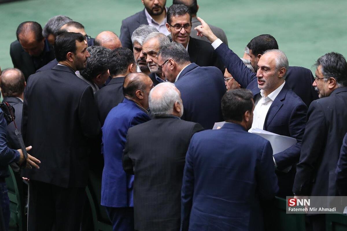 شروع پرحاشیه جلسه علنی مجلس برای بررسی بودجه/ پزشکیان به دنبال عینک! + فیلم