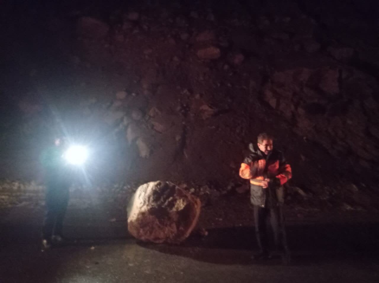 ریزش سنگ در محور کوهستانی چهارمحال و بختیاری پاکسازی شد + فیلم