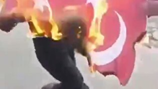 آتش زدن پرچم ترکیه در اعتراض علویان در استان لاذقیه سوریه