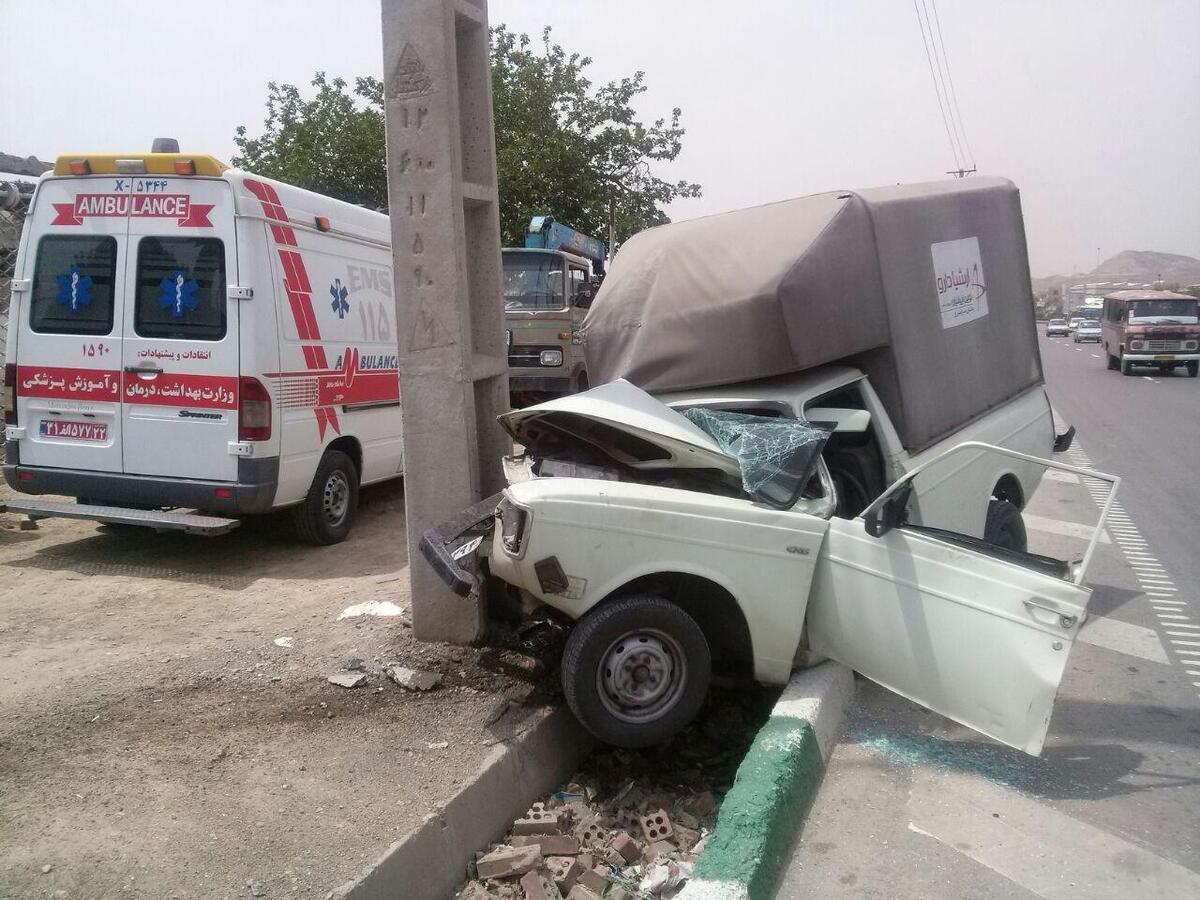 برخورد خودروی پیکان وانت با تیر چراغ برق، دو سرنشین را محبوس کرد