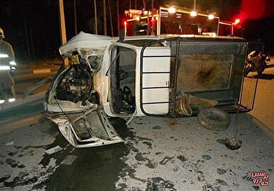 برخورد خودروی پیکان وانت با تیر چراغ برق، دو سرنشین را محبوس کرد