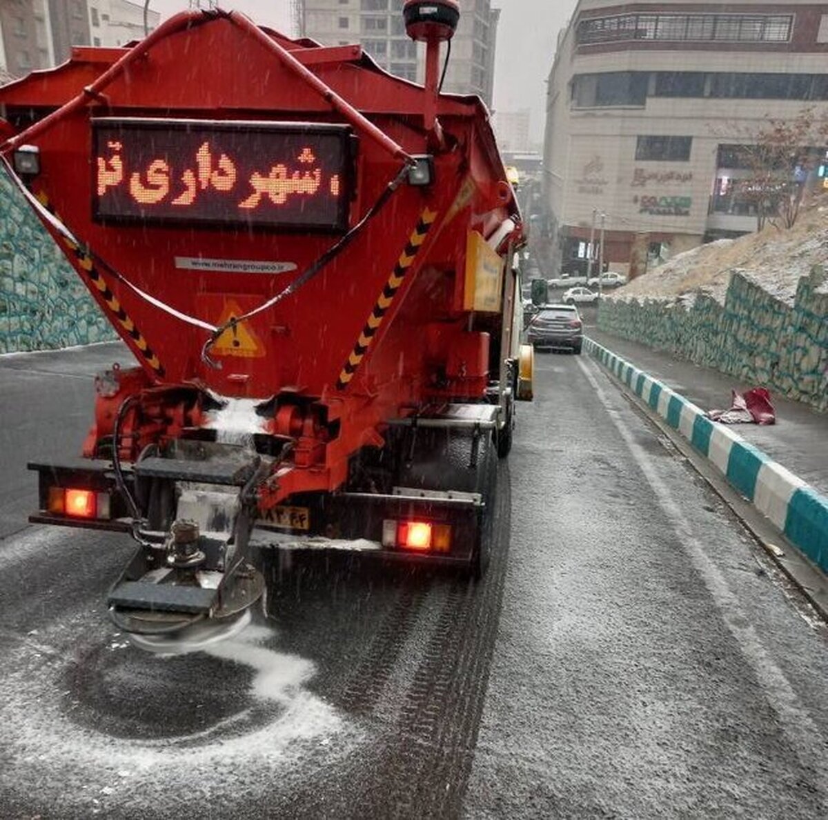 کاهش استفاده از نمک برای پاکسازی معابر تهران با استفاده از خودروی «فرچه برفروب»