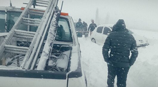 مسدودی جاده‌های مازندران در پی بارش سنگین برف