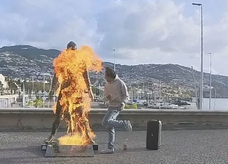 آتش&zwnj;زدن مجسمه رونالدو در زادگاهش