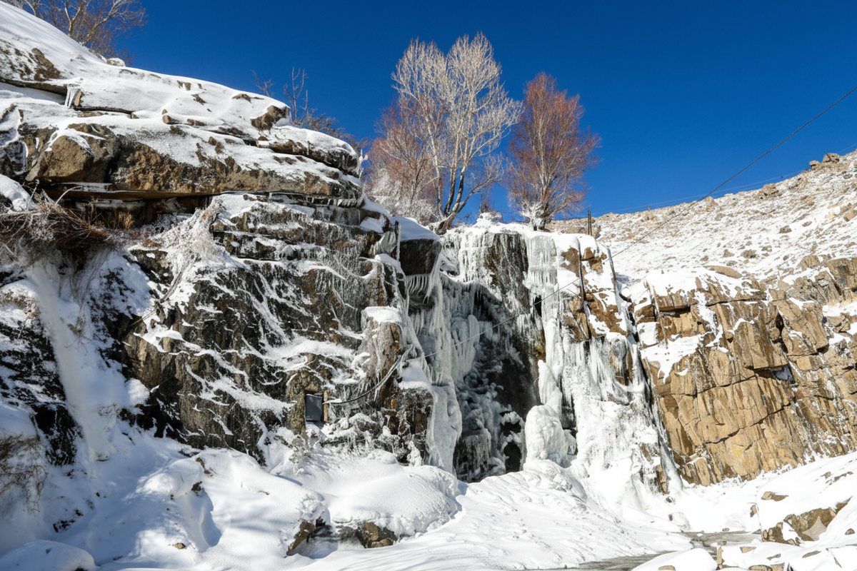 آبشار گنجنامه همدان یخ زد