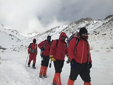 معلمان بعد از سه ساعت دلهره در برف و یخ نجات یافتند