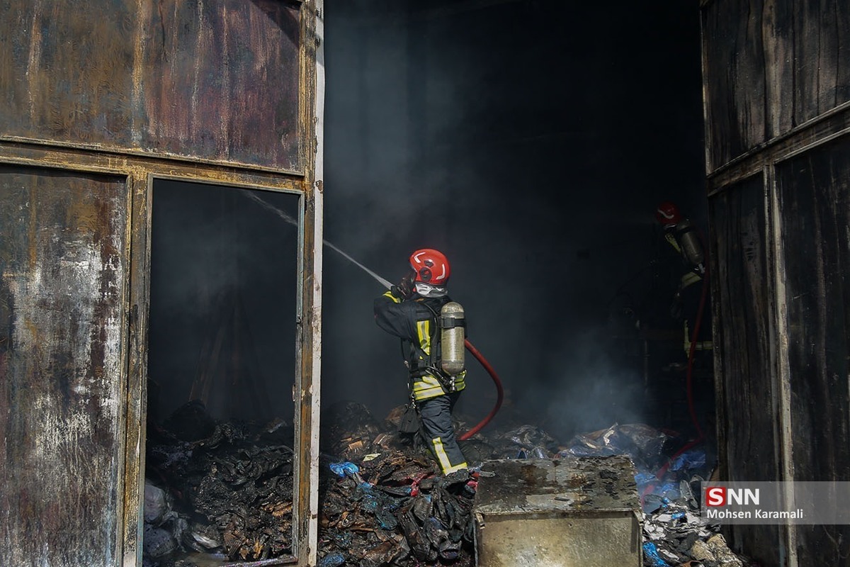 وقوع آتش‌سوزی در یک کارگاه کفاشی و نجات دو کارگر