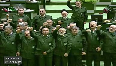 همه نمایندگان مجلس لباس سپاه به تن کردند + فیلم