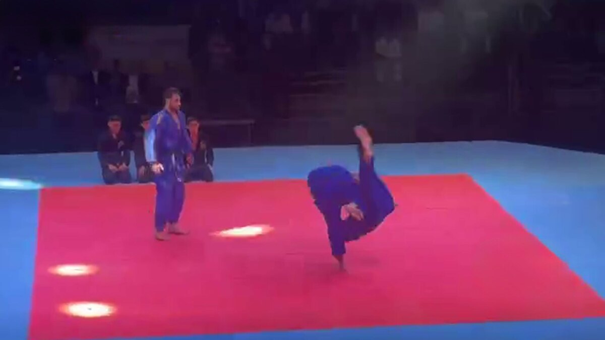 اجرای حرکات نمایشی توسط رئیس فدراسیون جودو