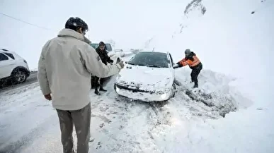 گردنه چری در محور مسجدسلیمان–کوهرنگ به دلیل برفی بودن مسدود شد