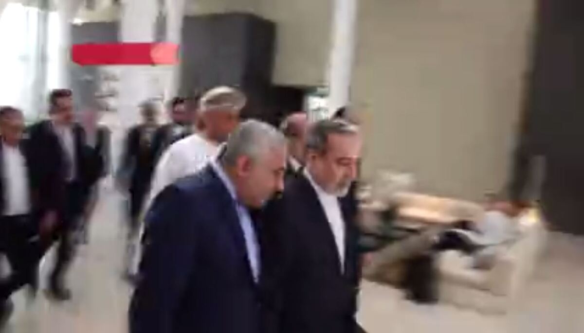 عزیمت عراقچی و هیئت مذاکره کننده ایران به سمت محل مذاکرات در مسقط + فیلم