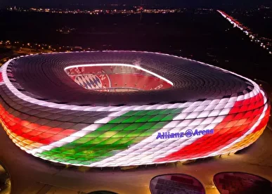تغییر رنگ ورزشگاه آلیانز آرنا به مناسبت شروع المپیک زمستانی ۲۰۲۶