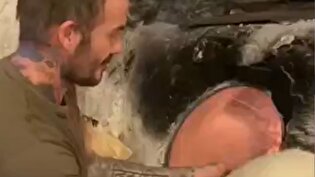 ستاره فوتبال پای تنور؛ بکام نان پخت!