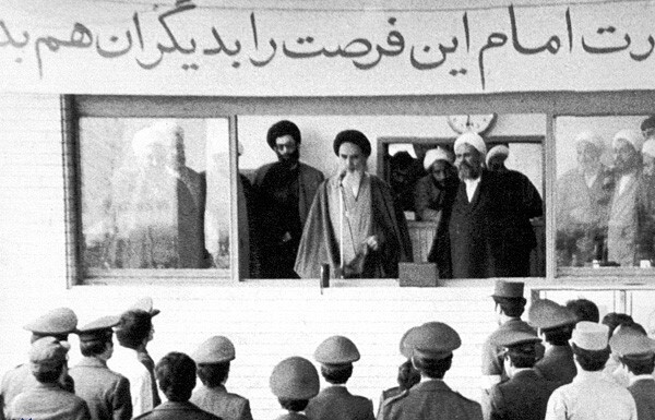 روایت یک عکس؛ بیعت همافران نیروی هوایی با امام خمینی در روز&zwnj;های سرنوشت&zwnj;ساز انقلاب