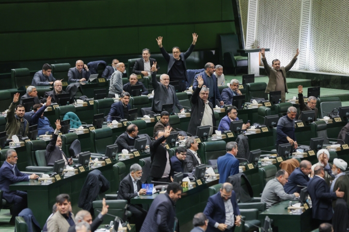 تصویب افزایش ۱۰۰ هزار میلیارد تومانی اعتبار تسهیلات ازدواج و فرزندآوری برای سال ۱۴۰۵ / زوجین در سال آینده چقدر وام می گیرند؟