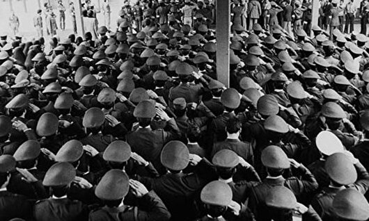 روایت یک عکس؛ بیعت همافران نیروی هوایی با امام خمینی در روز‌های سرنوشت‌ساز انقلاب