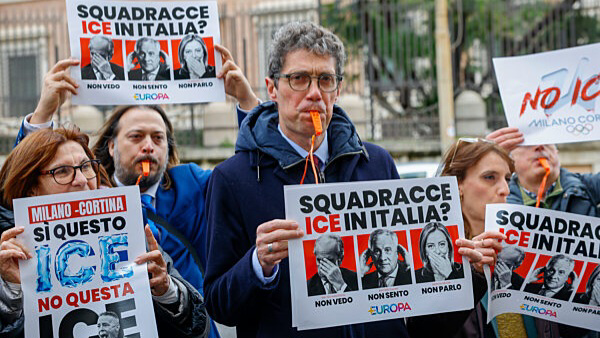 واکنش ترامپ به هو شدن معاونش در افتتاحیه المپیک زمستانی و تظاهرات خیابانی علیه حضور ماموران آمریکایی