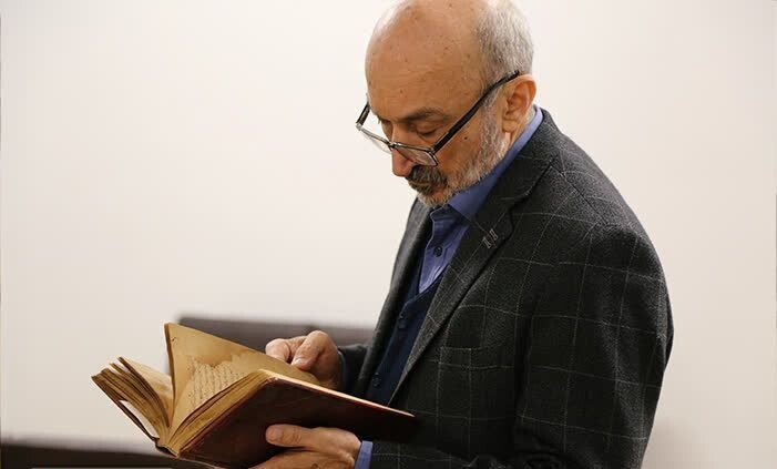 بازدید رئیس دانشگاه تهران از کتابخانه مرکزی و مرکز اسناد/ خرید ۴۵ نسخه خطی برای گنجینه نسخ خطی