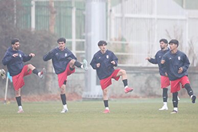 تمرین تیم ملی فوتبال جوانان زیر بارش تند باران