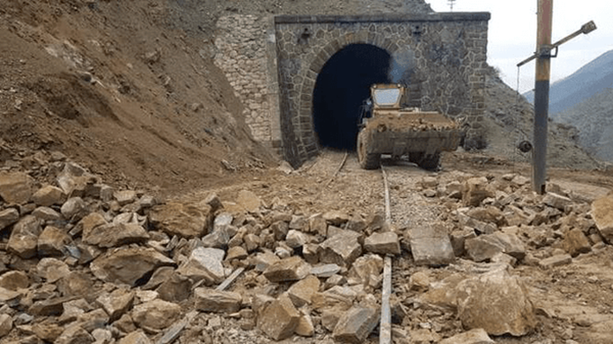 قطار&zwnj;ها در شمال&zwnj;غرب از حرکت ایستادند