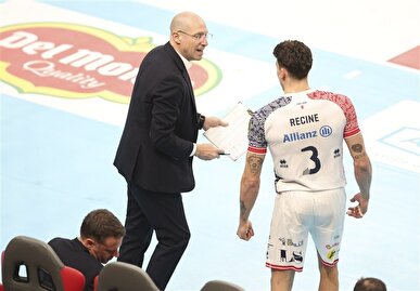 سرمربی تیم ملی والیبال مقابل کاپیتان قرار می‌گیرد