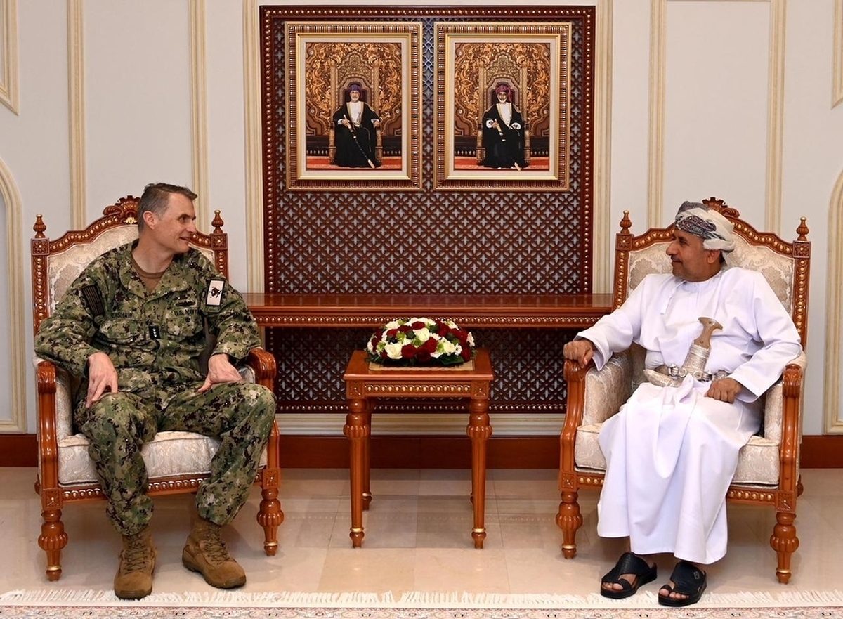 دیدار فرمانده نیروی دریایی سنتکام با مقامات عمانی