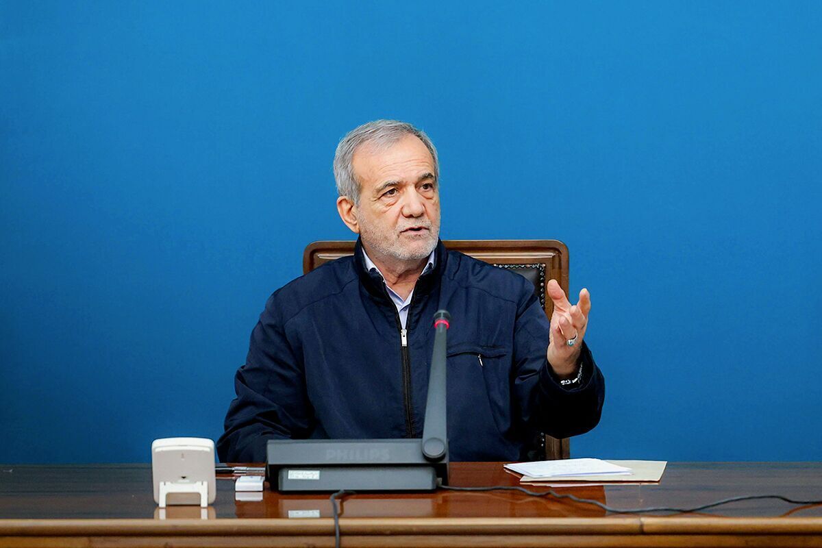 پزشکیان: ۲۲ بهمن سرآغاز مردم سالاری دینی در ایران است/ انقلاب اسلامی ایران توانست استقلال سیاسی ایران را تضمین کند + فیلم