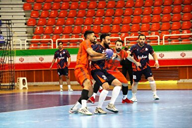 پایان نیم فصل اول در روز اولین شکست مس و برد پر گل استقلال