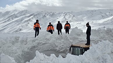 پایان محاصرهٔ برفی/ محور شهرکرد-مسجدسلیمان (گردنهٔ چری) بازگشایی شد + فیلم
