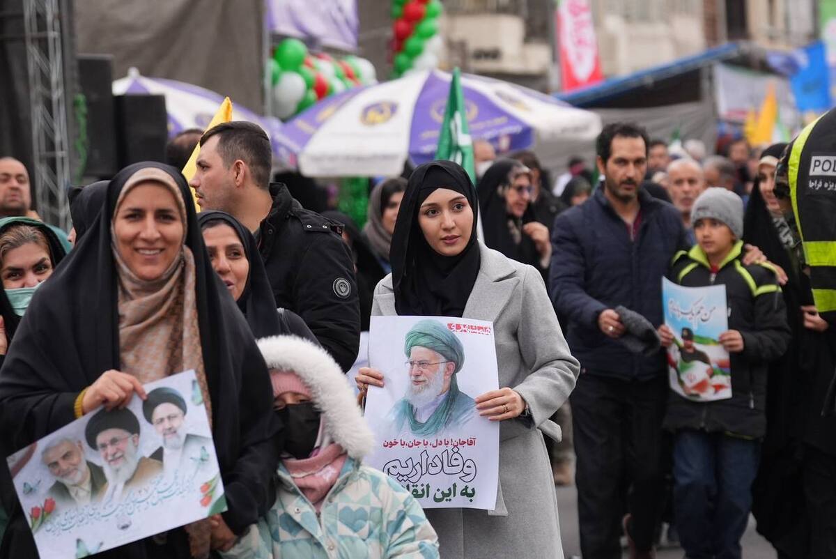 لحظه به لحظه بر جمعیت مردم حاضر در مسیر‌های منتهی به میدان آزادی اضافه می‌شود + فیلم