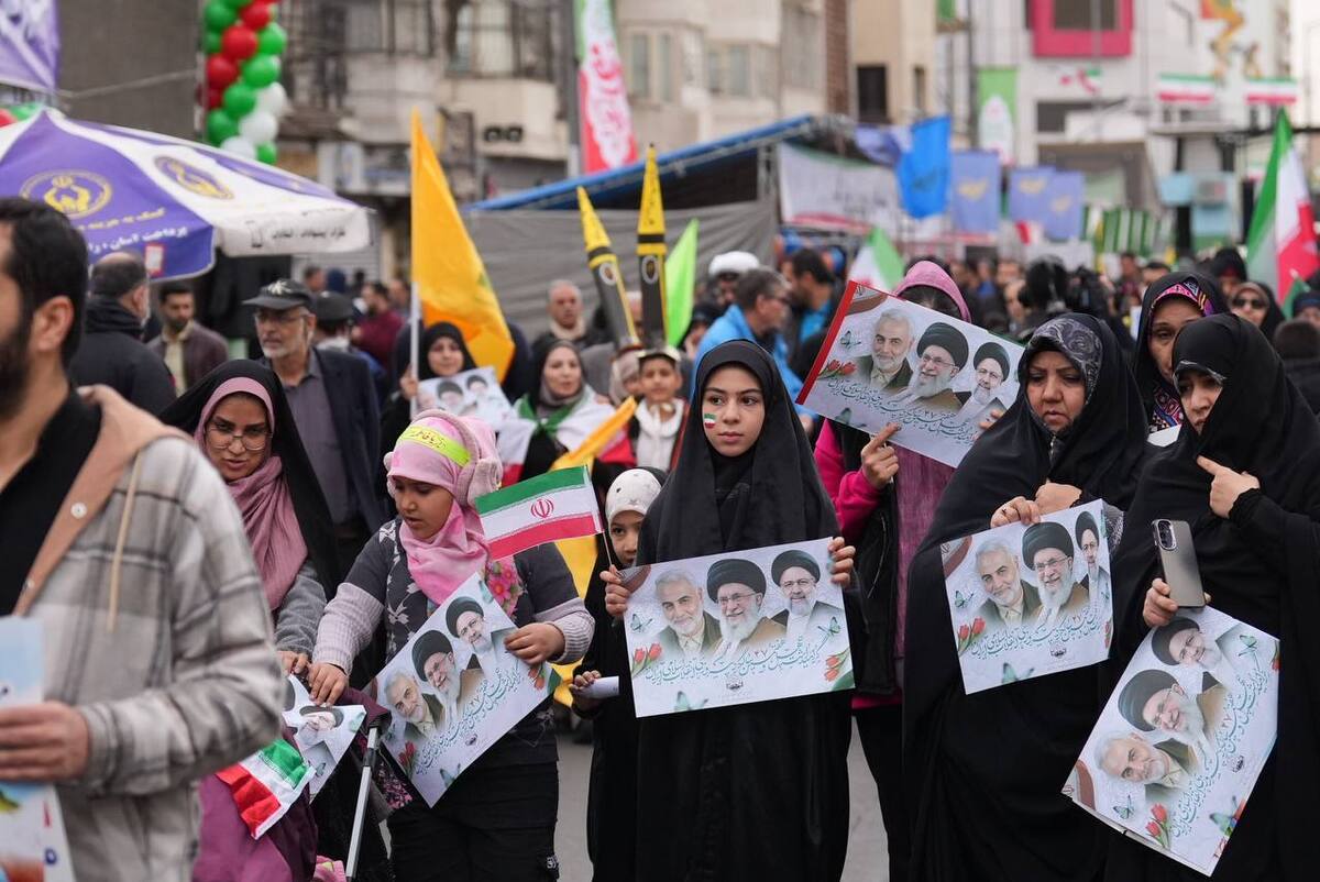 جمعیت ثانیه به ثانیه در مسیر‌های راهپیمایی بیشتر می‌شود/ مردم برای مایوس کردن دشمن ثانیه‌ای صبر ندارند + فیلم