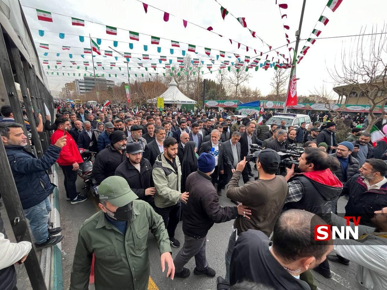 آغاز چهلوهفتمین جشن پیروزی انقلاب اسلامی در سراسر کشور + فیلم آغاز چهلوهفتمین جشن پیروزی انقلاب اسلامی در سراسر کشور + فیلم