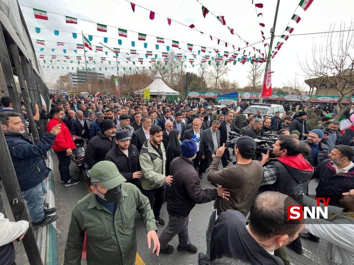 حضور پزشکیان در راهپیمایی ۲۲ بهمن