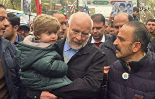 گفت‌وگوی صمیمانه مردم تهران با قالیباف رئیس مجلس شورای اسلامی در حاشیه حضور در راهپیمایی یوم‌الله ۲۲ بهمن