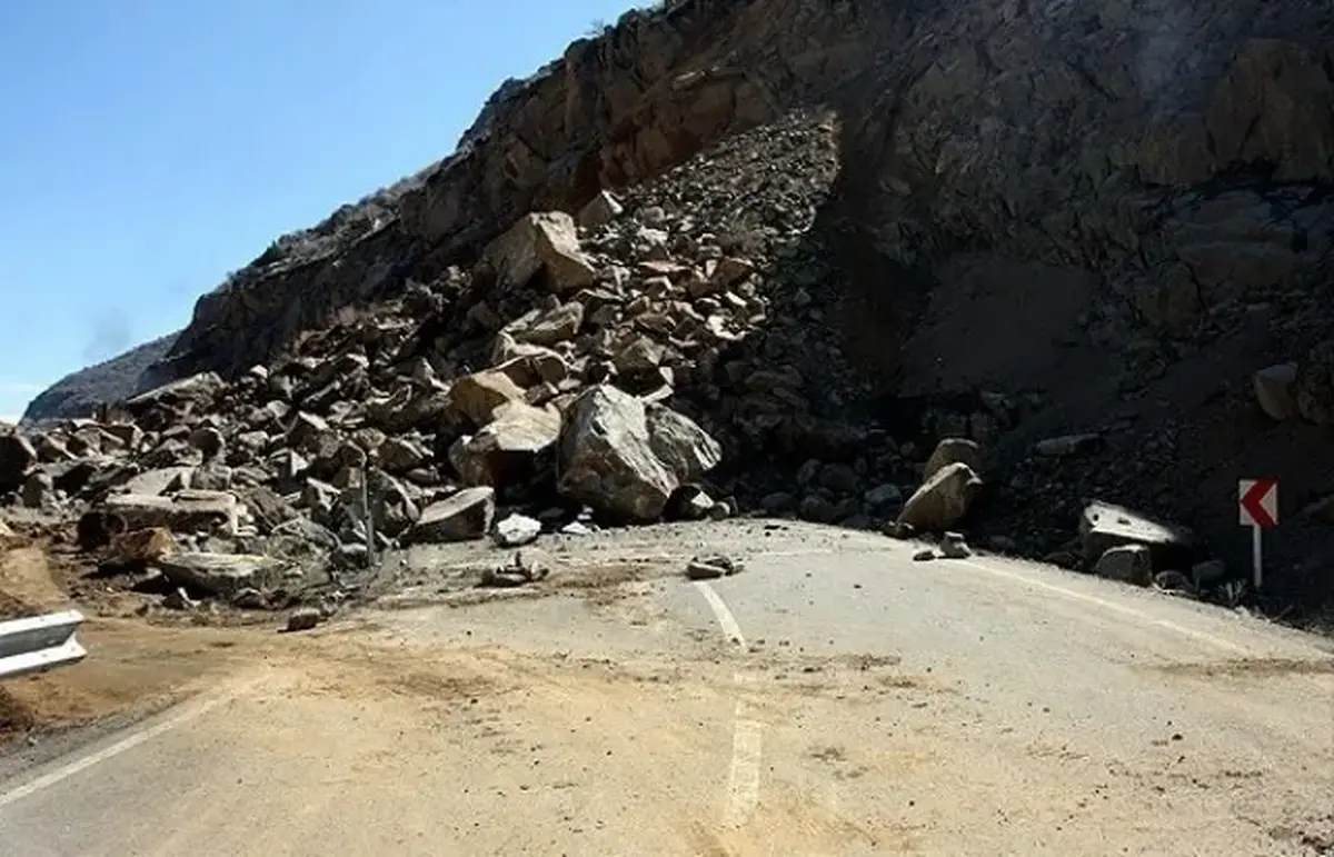 ریزش کوه آزادراه قزوین رشت را مسدود کرد