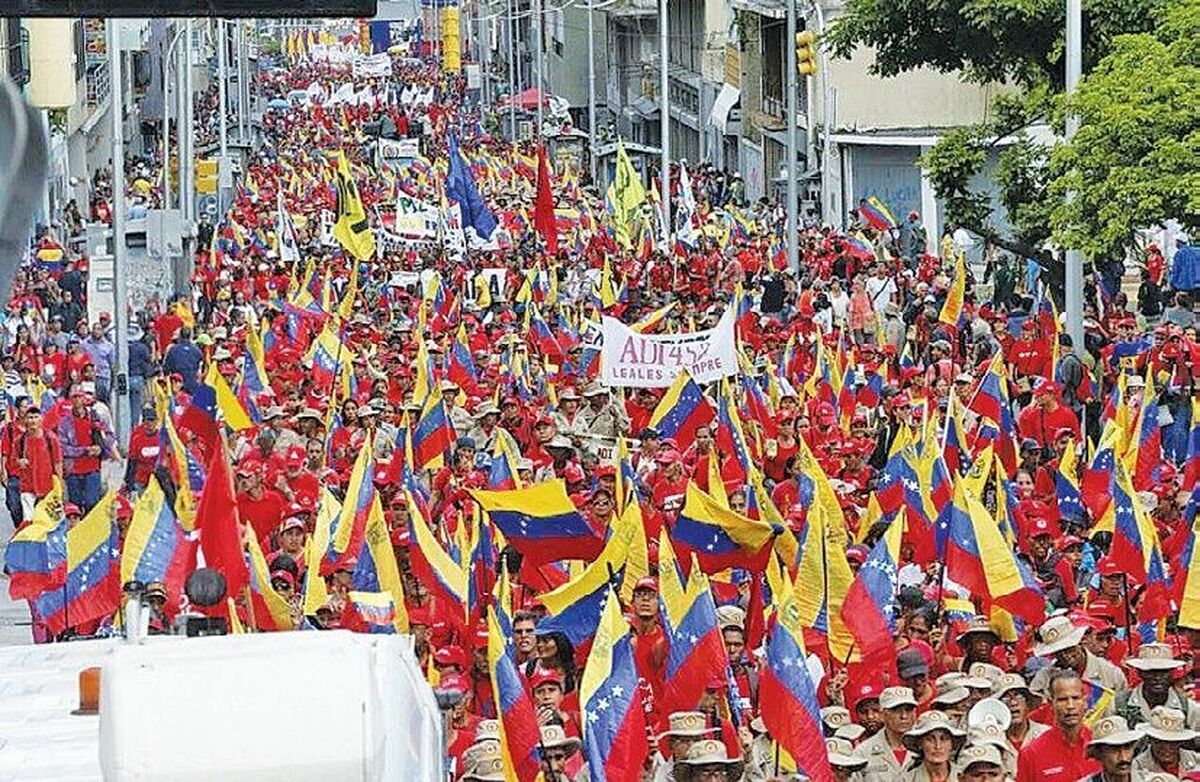 تظاهرات گسترده در کاراکاس با درخواست آزادی نیکلاس مادورو، رئیس جمهور ربوده شده ونزوئلا + فیلم
