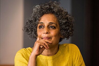 انصراف جنجالی آرونداتی روی از جشنواره برلین: هنر نمی‌تواند در برابر «نسل‌کشی» سکوت کند