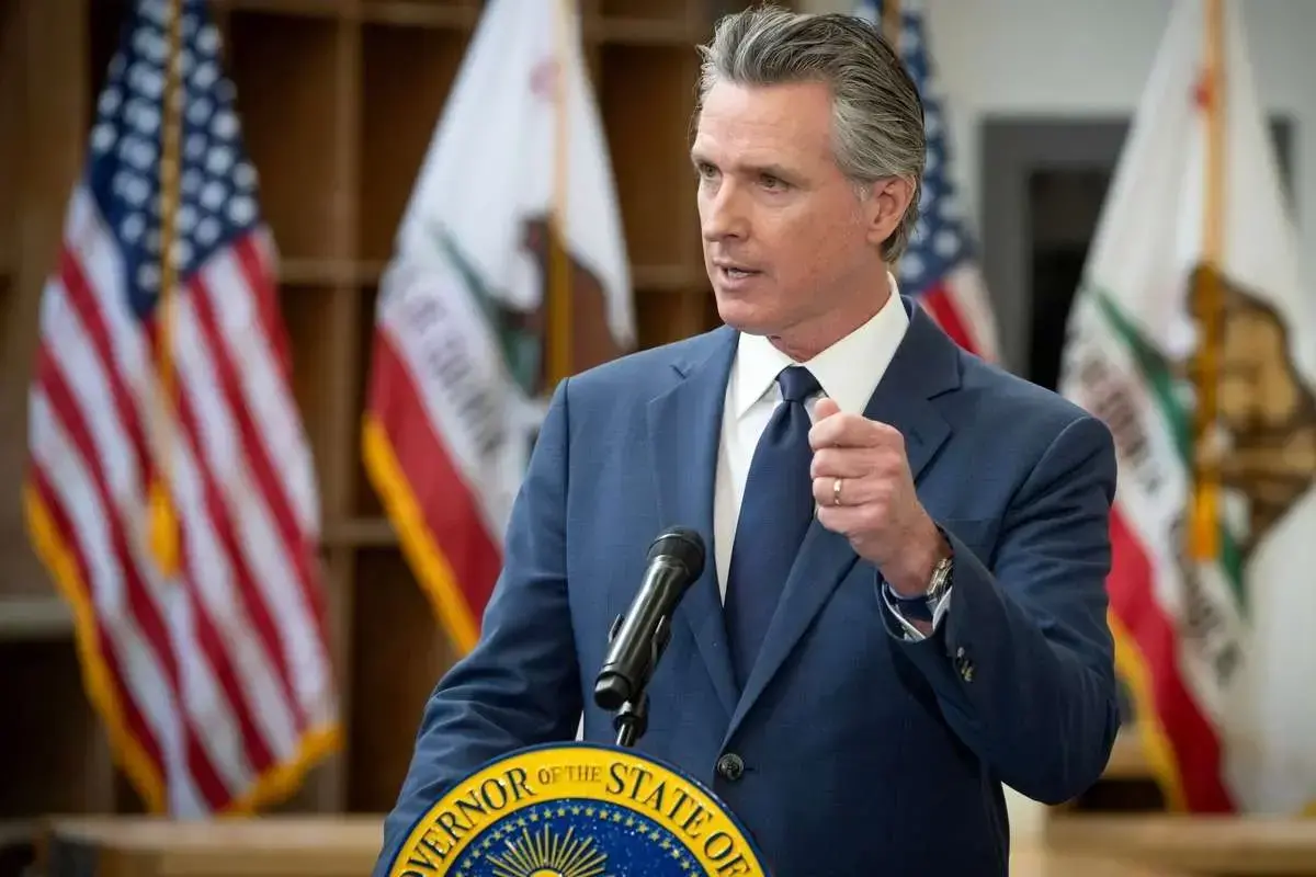 فرماندار کالیفرنیا: آمریکا بیش از هر کشور دیگری، منبع بی‌ثباتی در جهان است