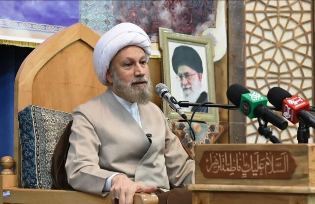 امام جمعه شیراز: القای احساس ضعف در برابر دشمن، بزرگترین منکر امروز است