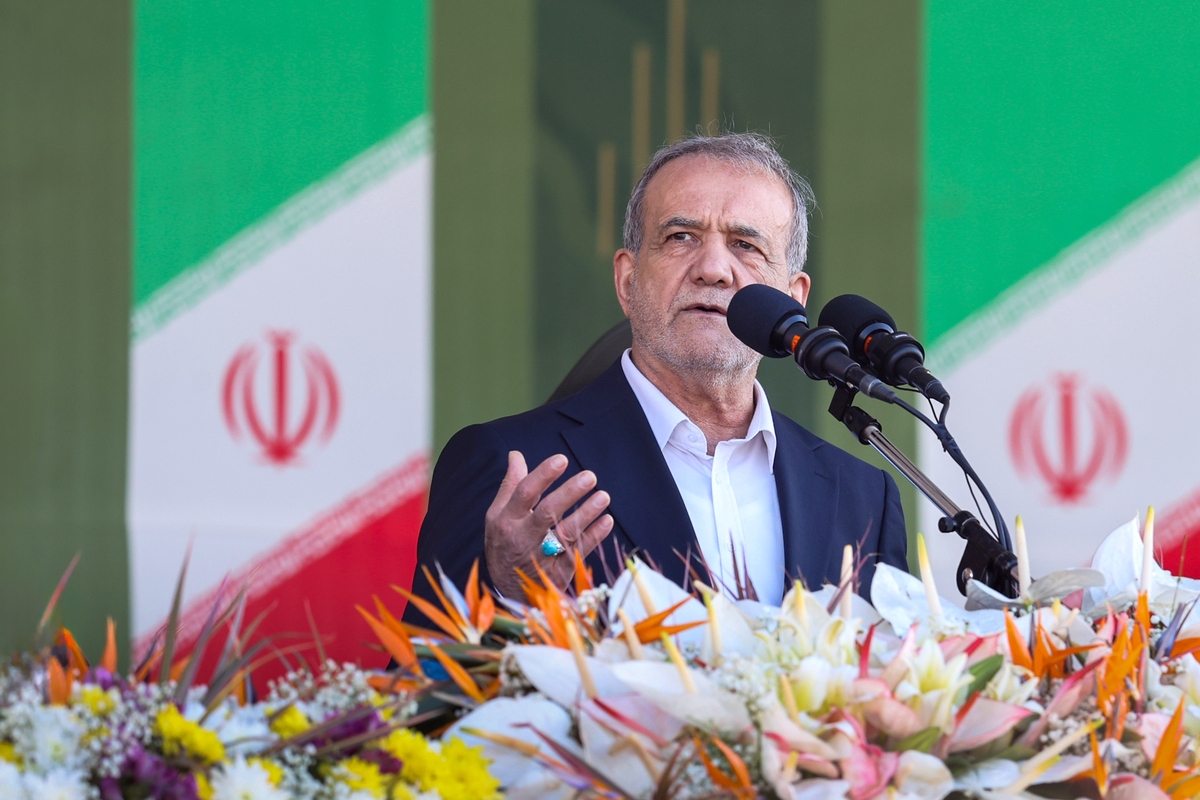 پزشکیان: ما به شما عزیزان در نیروی انتظامی افتخار می‌کنیم/ مردم به امنیت نیازی حیاتی دارند+فیلم