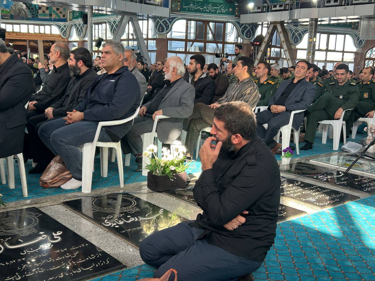 چهل روز از جنایت اغتشاش&zwnj;گران گذشت/ برگزاری چهلم شهدای امنیت و سلامت در گلزار شهدای رشت با حضور گسترده مردم