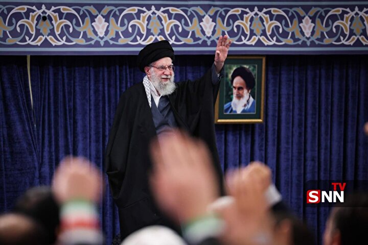 کتیبه نصب شده در دیدار صبح امروز رهبر انقلاب با مردم آذربایجان شرقی؛ دکترین «مقابله به مثل» در برابر تجاوز  + متن، ترجمه و شأن نزول آیه