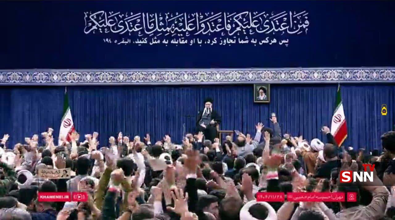 کتیبه نصب شده در دیدار صبح امروز رهبر انقلاب با مردم آذربایجان شرقی؛ دکترین &laquo;مقابله به مثل&raquo; در برابر تجاوز  + متن، ترجمه و شأن نزول آیه